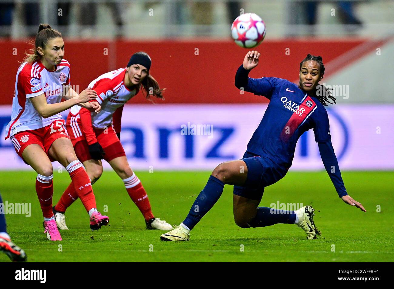 v.li.: Katharina Naschenweng (FC Bayern München, FCB, 19) Tuva Hansen (FC Bayern München, FCB, 6) Marie-Antoinette Katoto (PSG, 9) im Zweikampf, Duell, Tackle, Dynamik, Aktion, 30.01.2024, München (Deutschland), Fussball, UEFA Women's Champions League, Gruppe C, FC Bayern München - Paris Saint-Germain Stockfoto