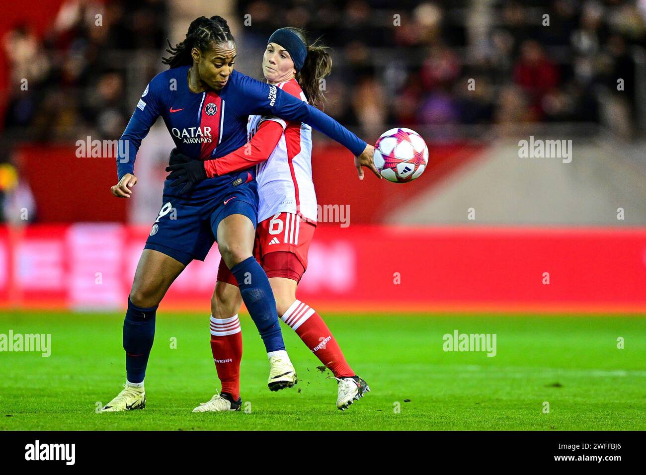 v.li.: Marie-Antoinette Katoto (PSG, 9) Tuva Hansen (FC Bayern München, FCB, 6) im Zweikampf, Duell, Duell Tackle, Dynamik, Action, Aktion, 30.01.2024, München (Deutschland), Fussball, UEFA Women's Champions League, Gruppe C, FC Bayern München - Paris Saint-Germain Stockfoto