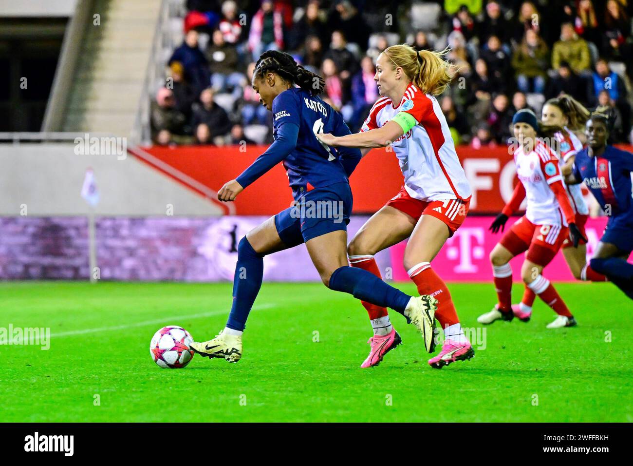 v.li.: Marie-Antoinette Katoto (PSG, 9) Glodis Perla Viggosdottir (FC Bayern München, 4) im Zweikampf, Duell, Tackle, Dynamik, Aktion, 30.01.2024, München (Deutschland), Fussball, UEFA Women's Champions League, Gruppe C, FC Bayern München - Paris Saint-Germain Stockfoto