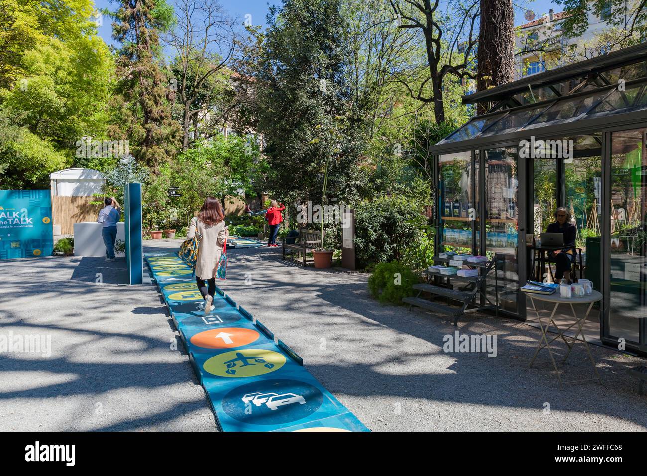 MAILAND, ITALIEN - 04 17 2023: ENI setzt Energie in Bewegung mit der künstlerischen Installation „Walk the Talk“, verwandelt das Botanische Brera während der Designwoche Stockfoto