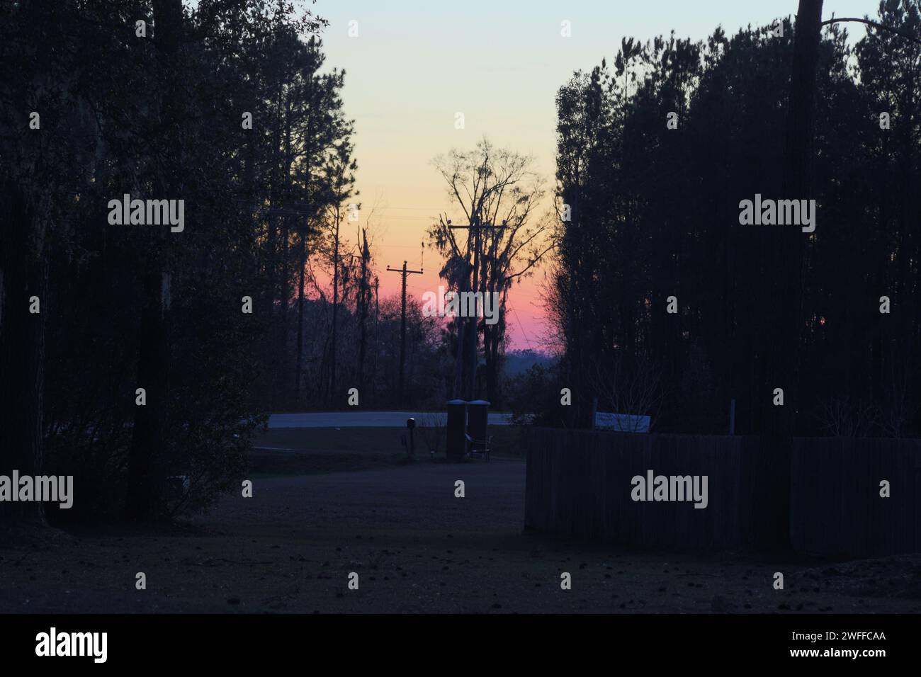 Sonnenuntergang auf einer Landstraße im ländlichen Georgia, USA!! Stockfoto