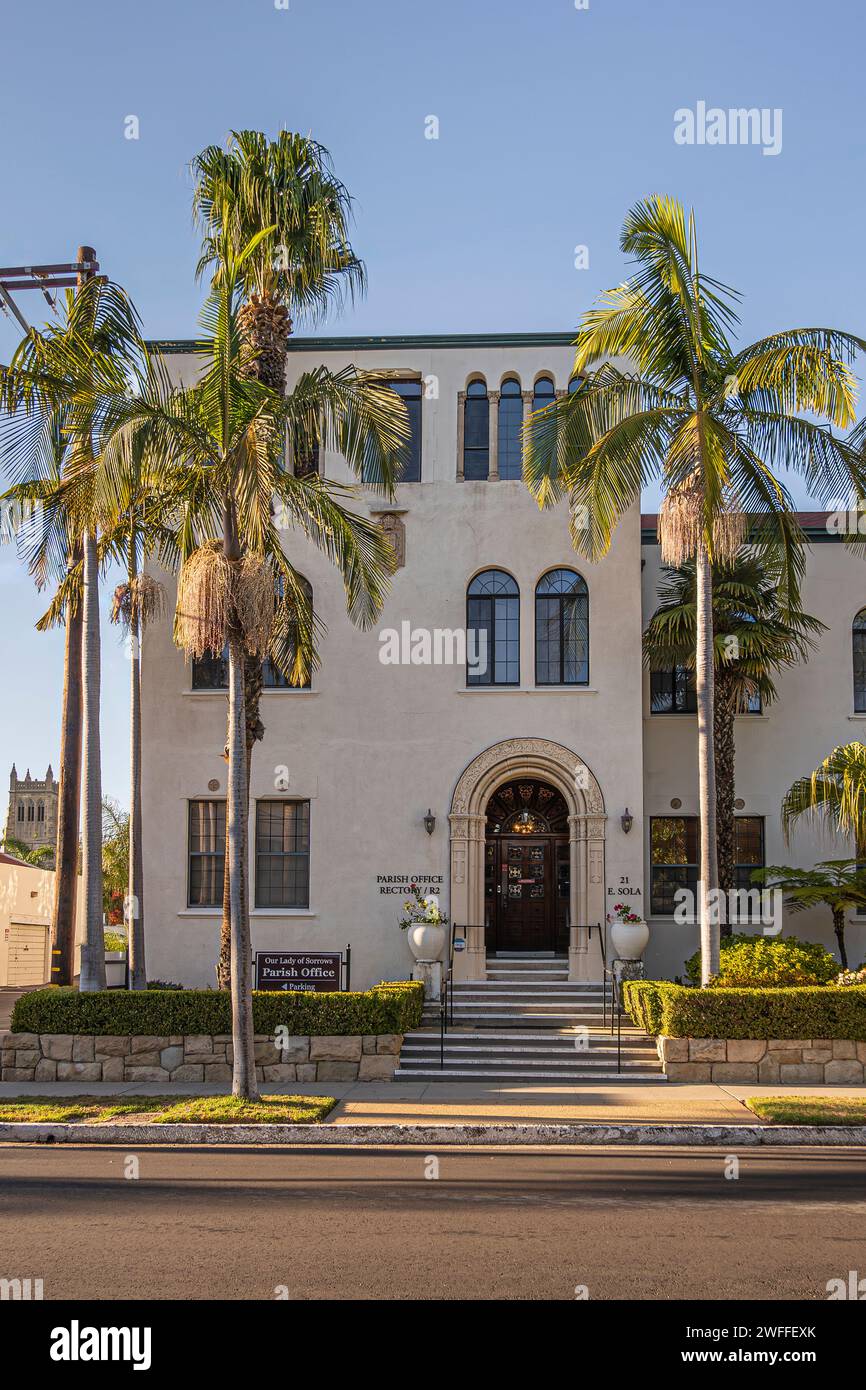 Santa Barbara, CA, USA - 19. Januar 2024: Fassade des Bürogebäudes der Pfarrgemeinde Our Lady of Sorrows in der E. Sola Street. Monumentaler Eingang mit Skulpturen. Handfläche Stockfoto