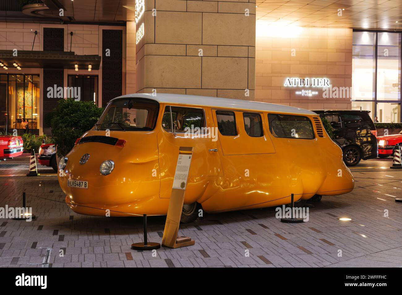 Hongkong China 11.06.2023. Ein einzigartiger Volkswagen-Bus, der in einen Hot Dog-Bus umgewandelt wurde, gelbes Auto. Hongkong Stockfoto