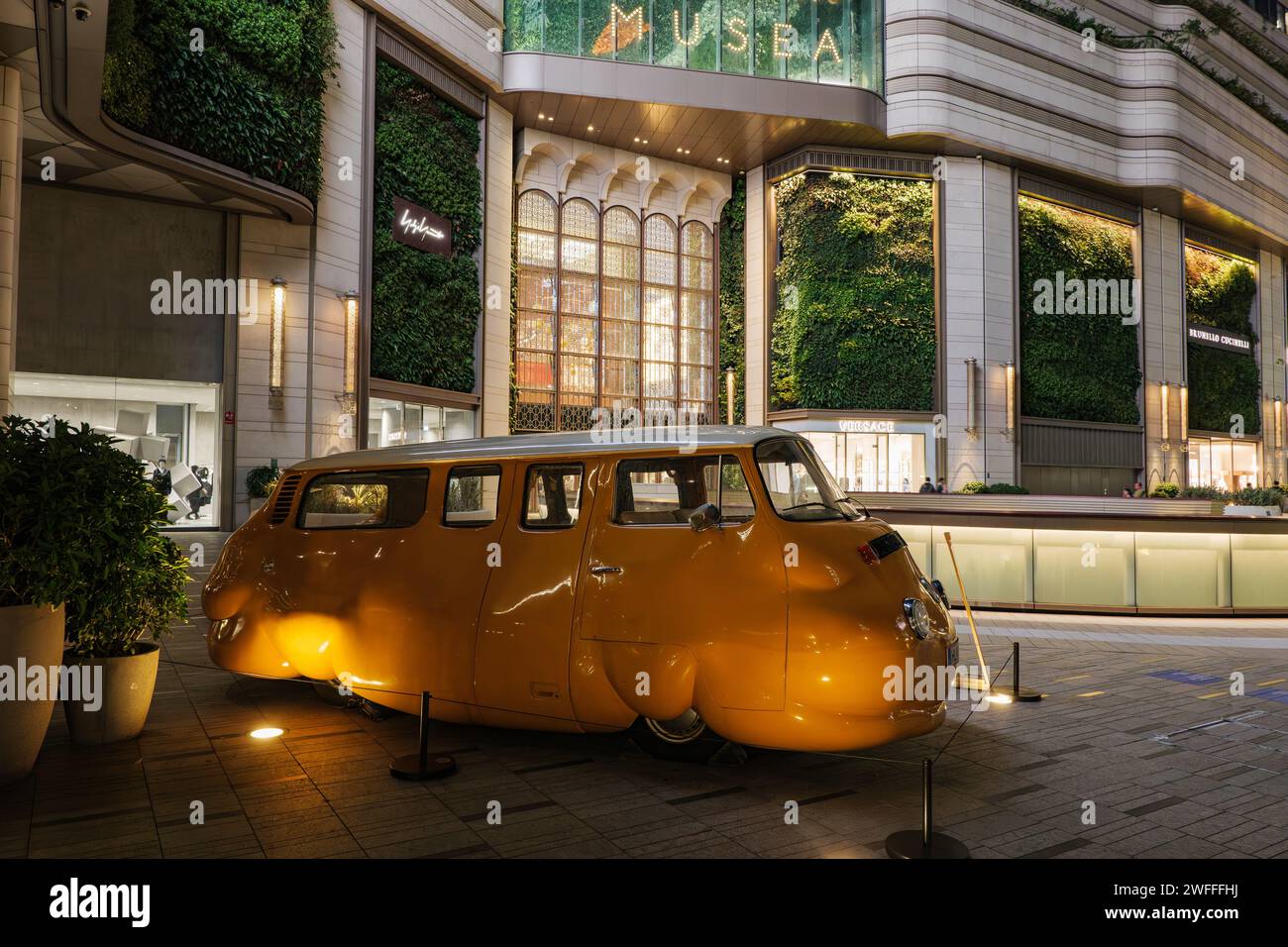 Hongkong China 11.06.2023. Ein einzigartiger Volkswagen-Bus, der in einen Hot Dog-Bus umgewandelt wurde, gelbes Auto. Hongkong Stockfoto