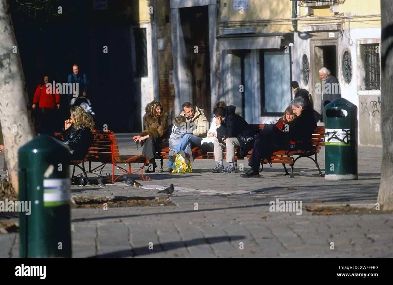 Touristen und Einheimische versammeln sich, um die Sonne zu genießen, Venedig, Italien Stockfoto