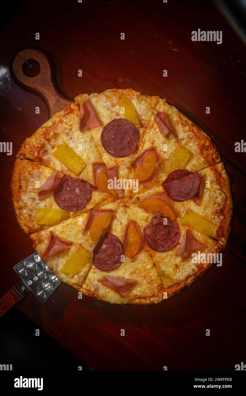 Hawaiianische Pizza, frisch aus dem Ofen Stockfoto