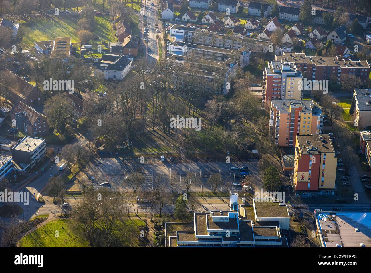 Luftbild, Wohngebiet Hohenhöveler Hochhäuser und Waldstück an den Eichen, Parkplatz Friedrich-Wilhelm-Raiffeisen-Platz, Bockum-Hövel, Hamm, Ruhrgebiet, Nordrhein-Westfalen, Deutschland ACHTUNGxMINDESTHONORARx60xEURO *** Luftaufnahme, Wohngebiet Hohenhöveler Hochhäuser und Waldgebiet an den Eichen, Parkplatz Friedrich Wilhelm Raiffeisen Platz, Bockum Hövel, Hamm, Ruhrgebiet, Nordrhein-Westfalen, Deutschland ATTENTIONxMINDESTHONORARx60xEURO Stockfoto