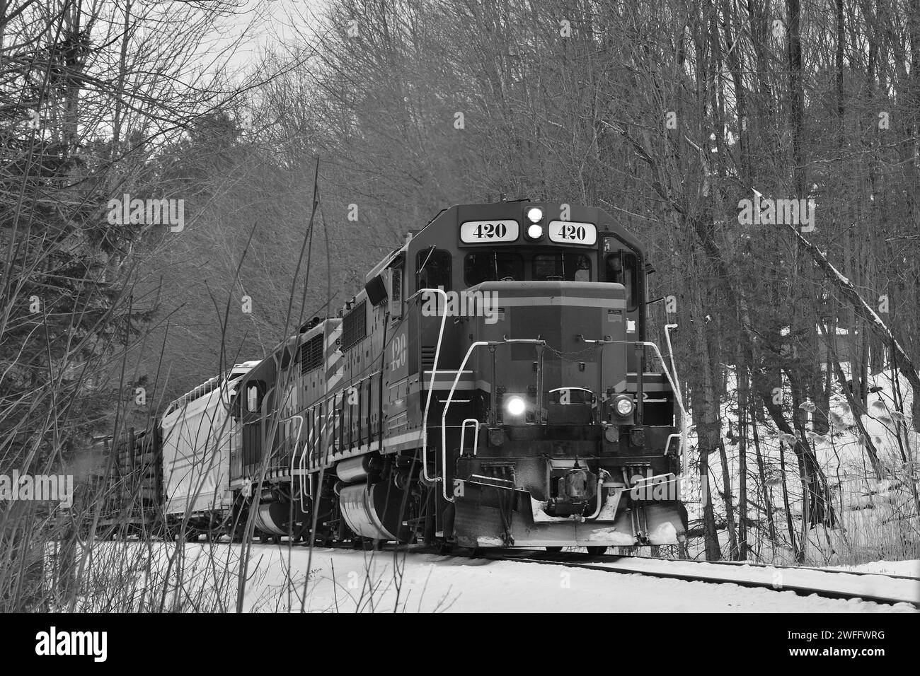 Güterzug im Winter Schwarz-weiß Stockfoto