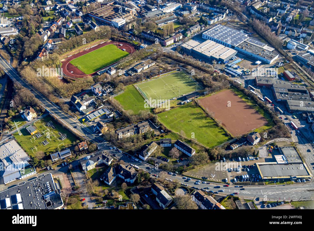 Luftbild, Fußballplatz und Leichtathletikstadion Wullenstadion des FSV Witten 07/32 e.V. und Nebenplatz VFB Annen 19 e.V. an der Dortmunder Straße, Gewerbegebiet mit Reifen Kessler, Witten, Ruhrgebiet, Nordrhein-Westfalen, Deutschland ACHTUNGxMINDESTHONORARx60xEURO *** Luftbild, Fussball- und Leichtathletikstadion Wullenstadion FSV Witten 07 32 e V und Sekundärfeld VFB Annen 19 e V an der Dortmunder Straße, Gewerbegebiet mit Reifen Kessler, Witten, Ruhrgebiet, Nordrhein-Westfalen, Deutschland ACHTUNGxMINDESTHONORARx60xEURO Stockfoto