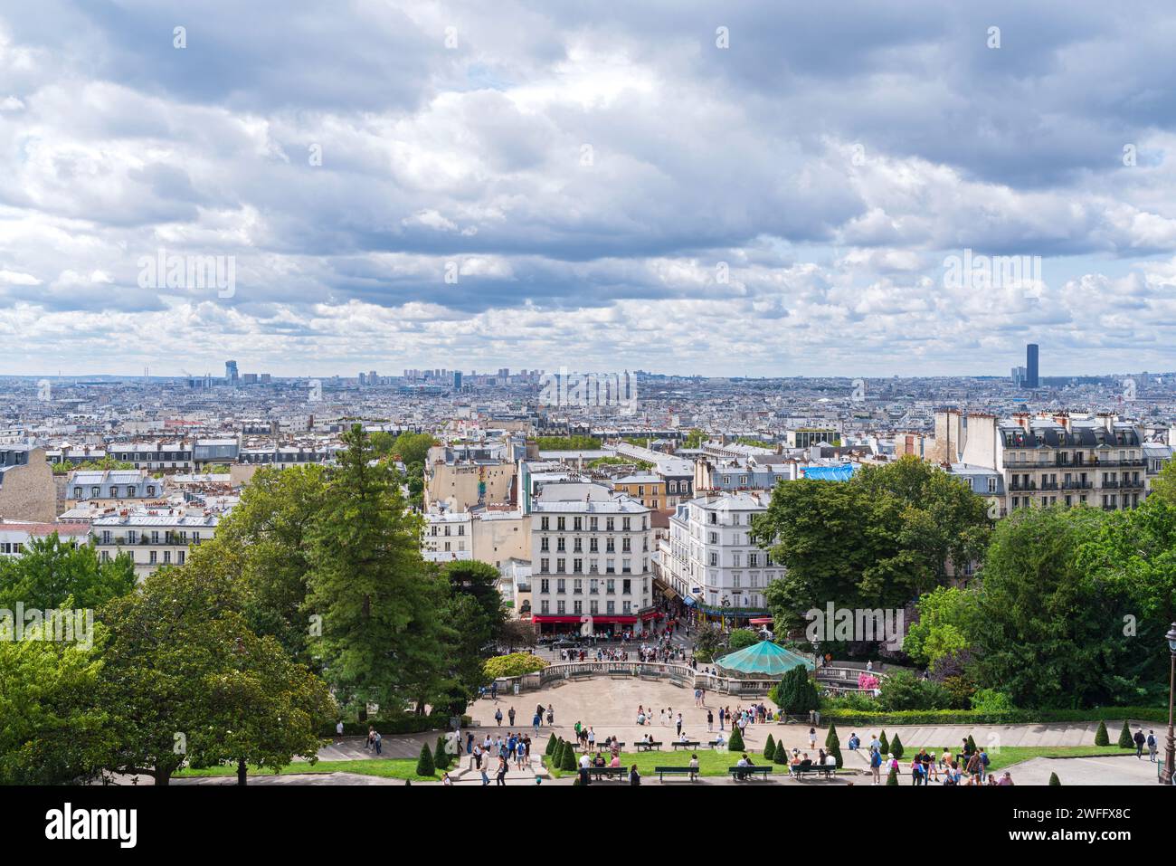 Paris, Frankreich - 23. Juli 2023: Blick auf die Stadt vom Montmartre butte in Richtung Square Louise Michel und darüber hinaus. Stockfoto