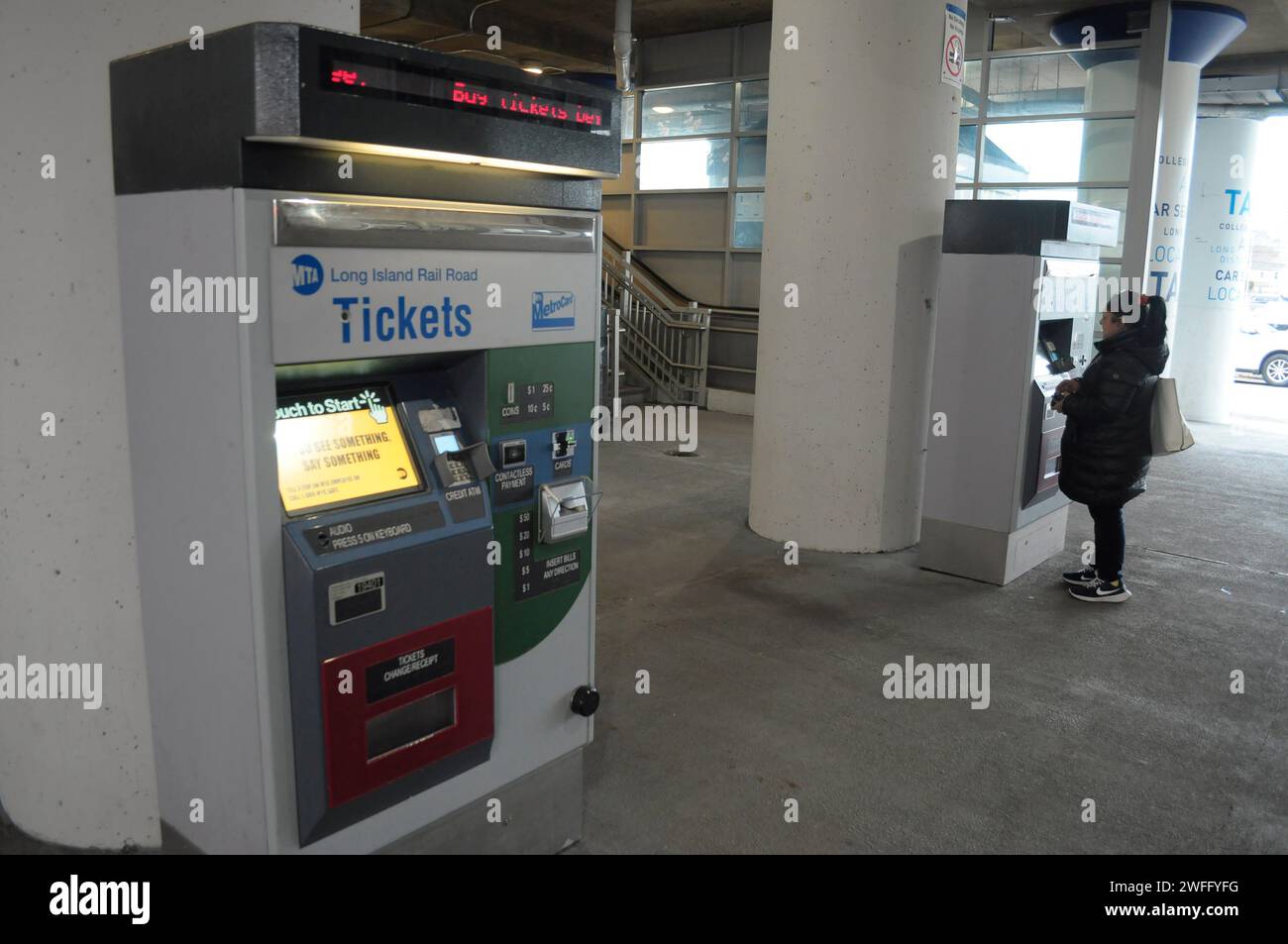 New York, Usa. 30. Januar 2024. Fahrkartenautomaten für die Long Island Rail Road sind an einem Bahnhof im Weiler Hicksville im Nassau County, Long Island, New York, zu sehen. Quelle: SOPA Images Limited/Alamy Live News Stockfoto