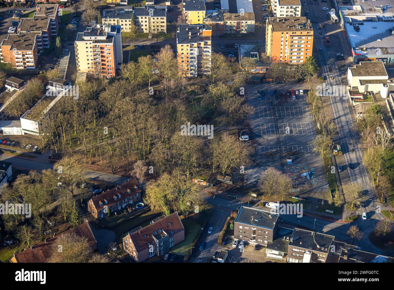 Luftbild, Wohngebiet Hohenhöveler Hochhäuser und Waldstück an den Eichen, Friedrich-Wilhelm-Raiffeisen-Platz, Bockum-Hövel, Hamm, Ruhrgebiet, Nordrhein-Westfalen, Deutschland ACHTUNGxMINDESTHONORARx60xEURO *** Luftaufnahme, Wohngebiet Hohenhöveler Hochhäuser und Waldgebiet an den Eichen, Friedrich Wilhelm Raiffeisen Platz, Bockum Hövel, Hamm, Ruhrgebiet, Nordrhein-Westfalen, Deutschland ATTENTIONxMINDESTHONORARx60xEURO Stockfoto
