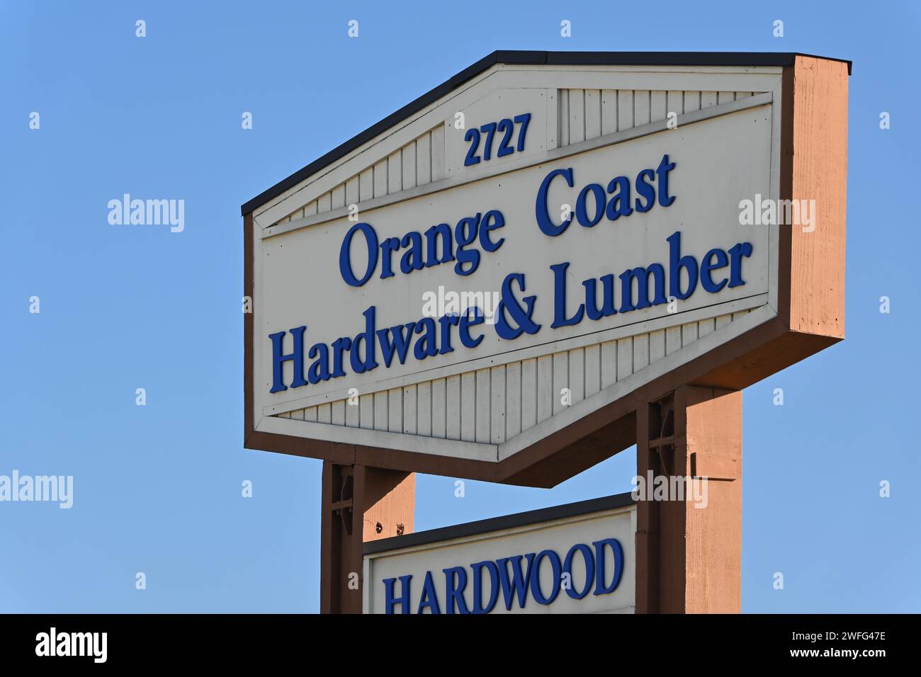 SANTA ANA, KALIFORNIEN - 23. JAN 22024: Orange Coast Hardware and Lumber Schild, an der Main Street. Stockfoto