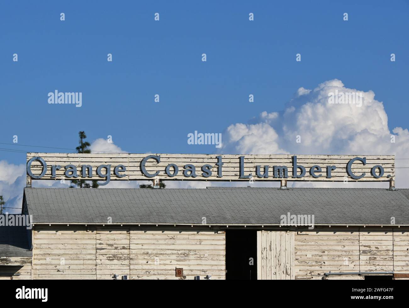 SANTA ANA, KALIFORNIEN - 23. JAN 22024: Schild oben auf dem Orange Coast Lumber Company Gebäude an der Main Street. Stockfoto