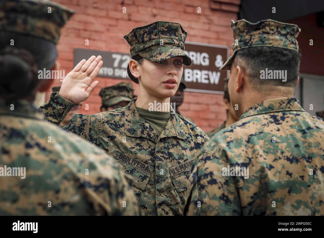 Parris Island, South Carolina, USA. Januar 2024. Rayssa Lima de Oliveira, eine Bestandsverwaltungsspezialistin mit Hauptquartier und Service Battalion, Marine Corps Recruit Depot Parris Island, S.C., meldet sich im Januar erneut bei der MCRDPI Brig and Brew an. 24, 2024. De Oliveira wurde in Brasilien geboren und trat 2021 in das Marine Corps ein und ist derzeit als Unteroffizier für Phase 1 Hygienics für Rekrutierungstraining zuständig. (Kreditbild: © U.S. Marines/ZUMA Press Wire) NUR REDAKTIONELLE VERWENDUNG! Nicht für kommerzielle ZWECKE! Stockfoto