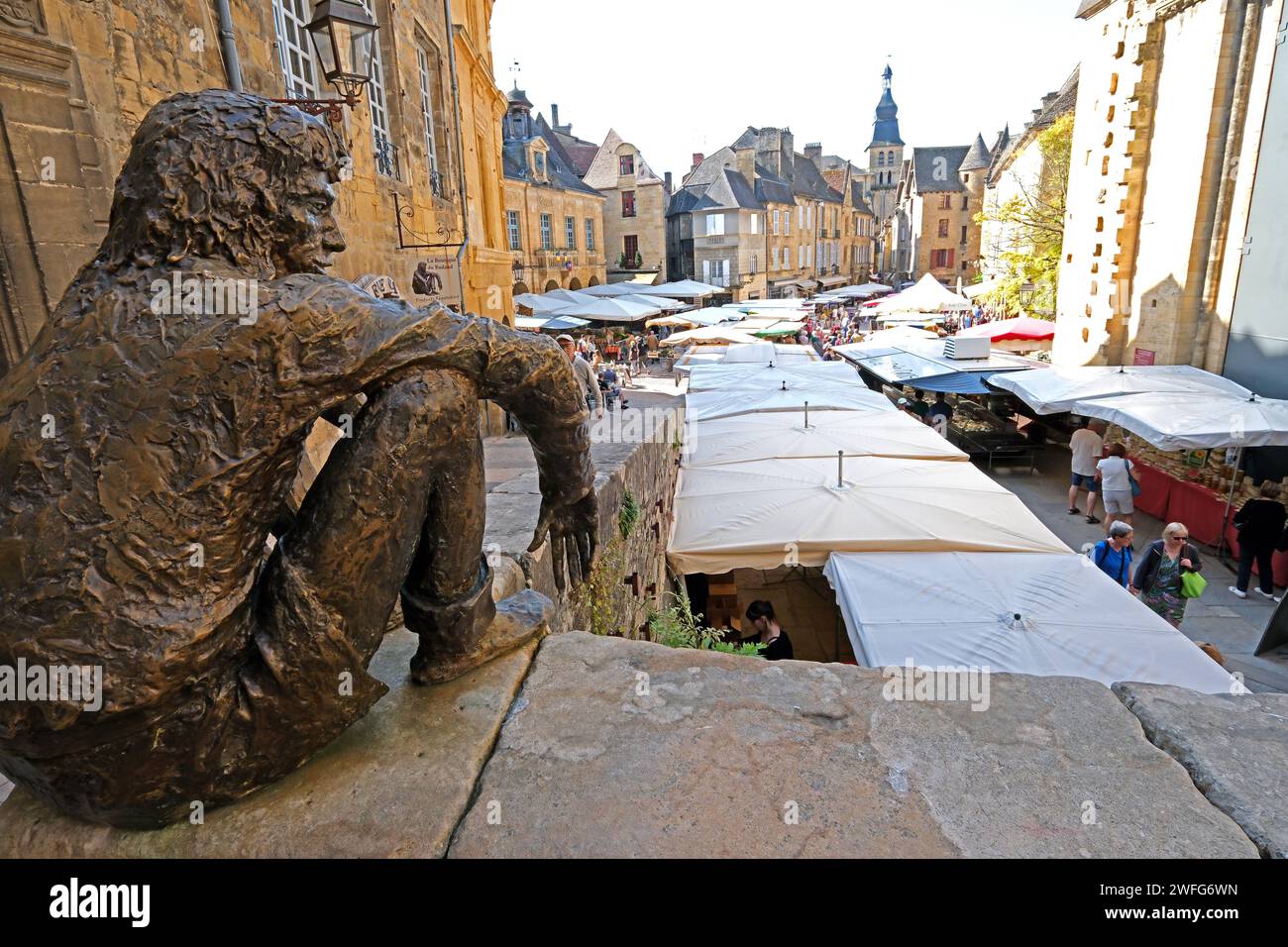 Die Badaud-Statue eines Mannes, der den Samstagmorgen-Markt in Sarlat beobachtet Stockfoto