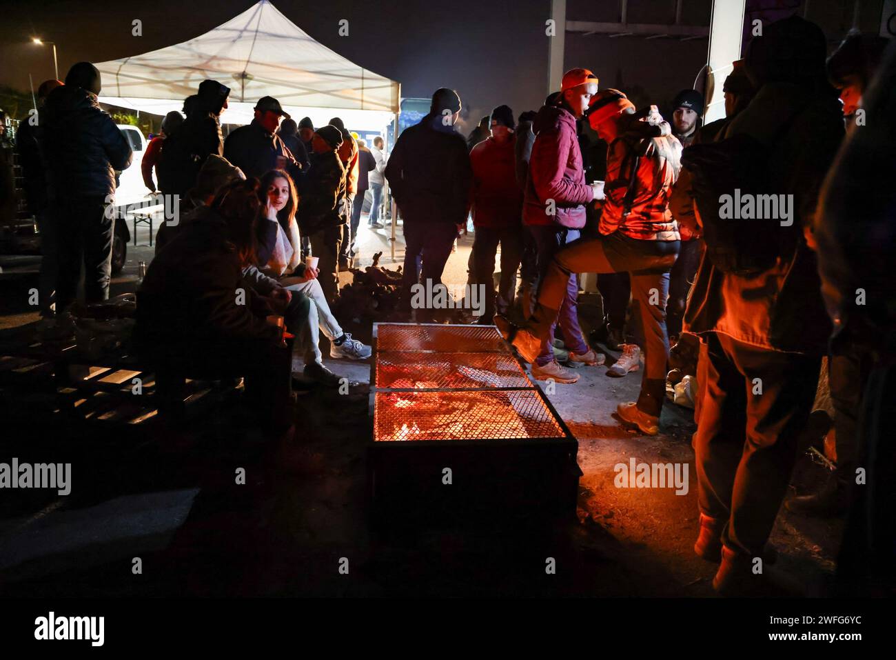 Marseille, Frankreich. 30. Januar 2024. © PHOTOPQR/LA PROVENCE/Gilles Bader ; Marseille ; 30/01/2024; nuit avec les agriculteurs sur l A51 Marseille; 01/30/2024; die Autobahn A51 bleibt in beiden Richtungen an der Kreuzung mit der Autobahn A8 gesperrt. Die Bauern setzen ihre Protestaktionen fort. Fotos: Nachts mit Bauern auf der Autobahn A51. Quelle: MAXPPP/Alamy Live News Stockfoto