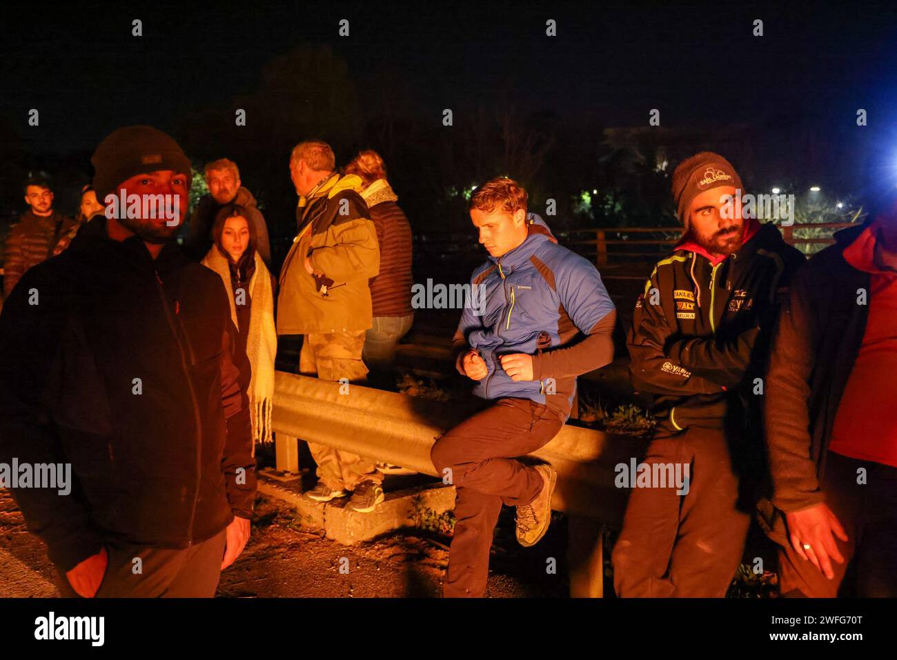 Marseille, Frankreich. 30. Januar 2024. © PHOTOPQR/LA PROVENCE/Gilles Bader ; Marseille ; 30/01/2024; nuit avec les agriculteurs sur l A51 Marseille; 01/30/2024; die Autobahn A51 bleibt in beiden Richtungen an der Kreuzung mit der Autobahn A8 gesperrt. Die Bauern setzen ihre Protestaktionen fort. Fotos: Nachts mit Bauern auf der Autobahn A51. Quelle: MAXPPP/Alamy Live News Stockfoto