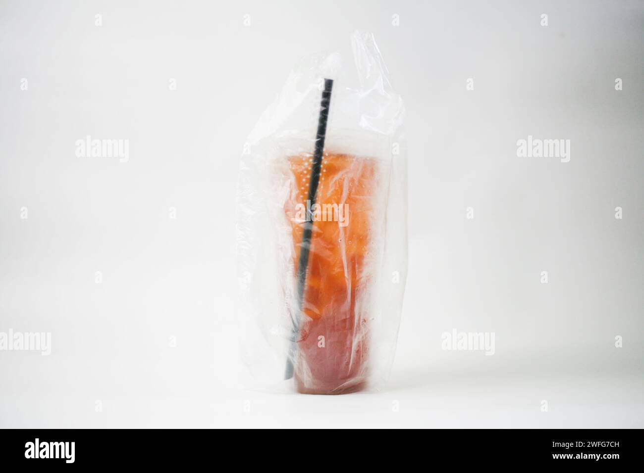 Eistee mit einem Plastikbeutel auf weißem Hintergrund entfernen Stockfoto