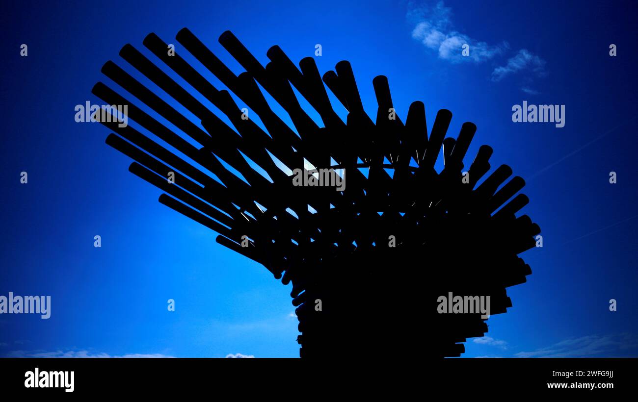 Eine beliebte Attraktion Singing Ringing Tree in Silhouette mit einem klaren blauen Himmel dahinter. Stockfoto