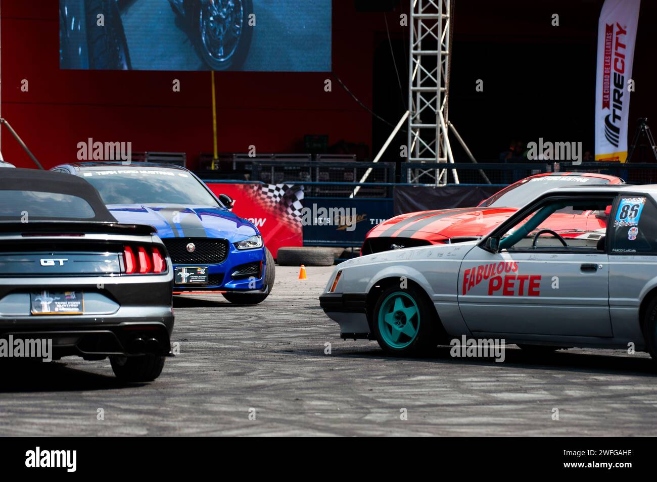 Bogota, Kolumbien. Januar 2024. Eine Gruppe von Ford Mustangs wartet auf eine Driftshow während der MCM Show 2024 in Bogota, Kolumbien, wo Automobilfans und Sammler sich treffen, um die kolumbianische Autokultur rund um Tuning, Supersportwagen und Klassiker zu schätzen, 27. januar 2024. Foto: Chepa Beltran/Long Visual Press Credit: Long Visual Press/Alamy Live News Stockfoto