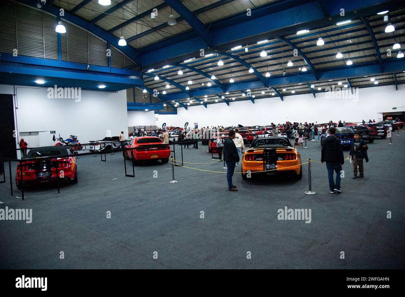 Bogota, Kolumbien. Januar 2024. Während der MCM Show 2024 in Bogota, Kolumbien, versammeln sich Automobilfans und Sammler, um die kolumbianische Autokultur rund um Tuning, Supersportwagen und Klassiker am 27. januar 2024 zu bewundern. Foto: Chepa Beltran/Long Visual Press Credit: Long Visual Press/Alamy Live News Stockfoto