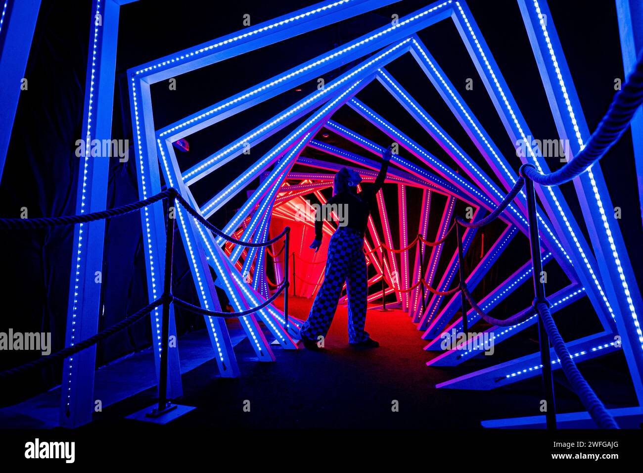 Die abschließenden Prüfungen und Finishing-Feinheiten werden in der begehbaren Fantasy- und immersiven Kunstinstallation OUTERverse im Wake the Tiger in Bristol durchgeführt, bevor sie am 2. Februar für die Öffentlichkeit geöffnet werden. Bilddatum: Dienstag, 30. Januar 2024. Stockfoto