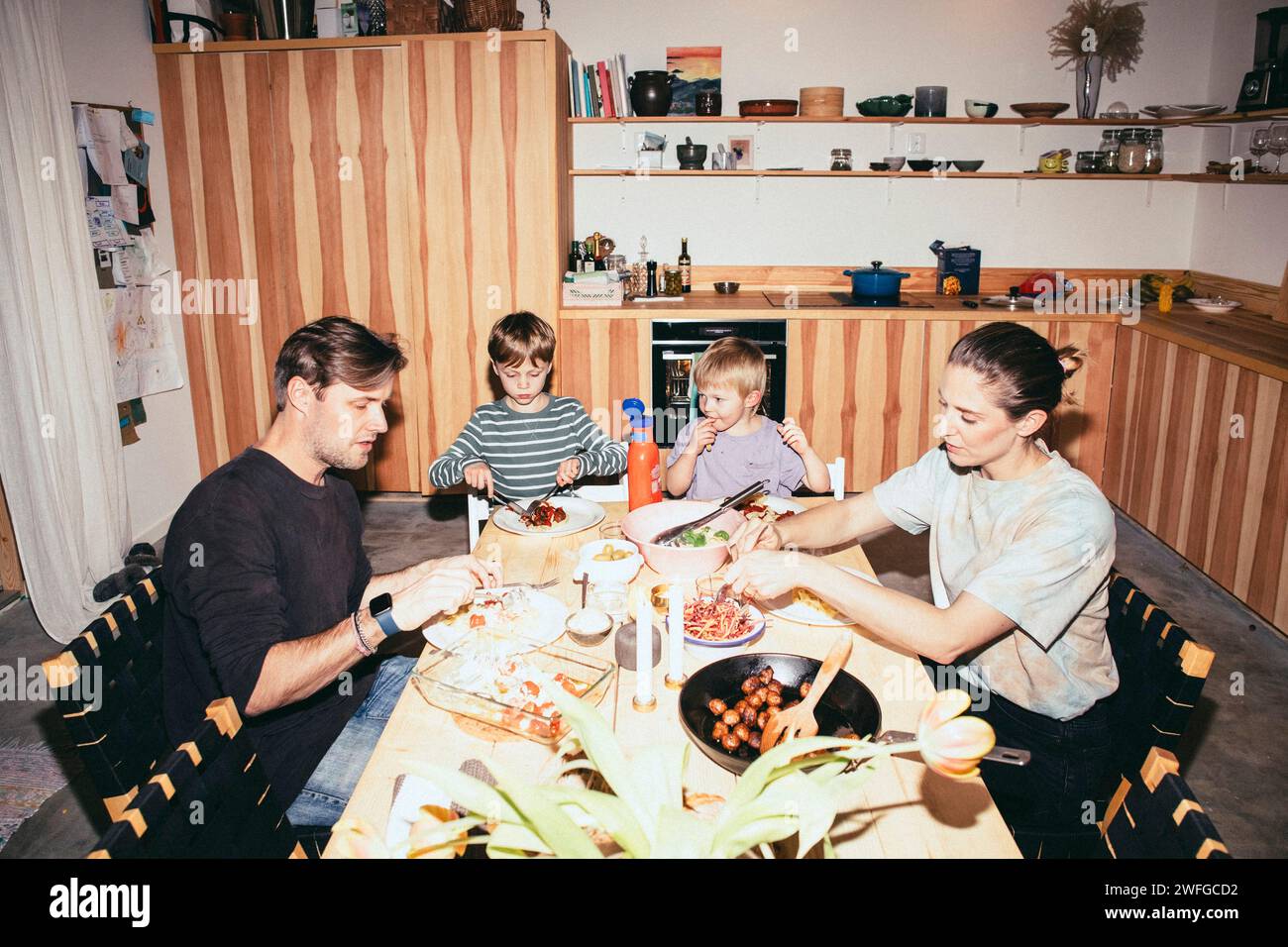 Familie beim Abendessen am Esstisch in der Küche Stockfoto