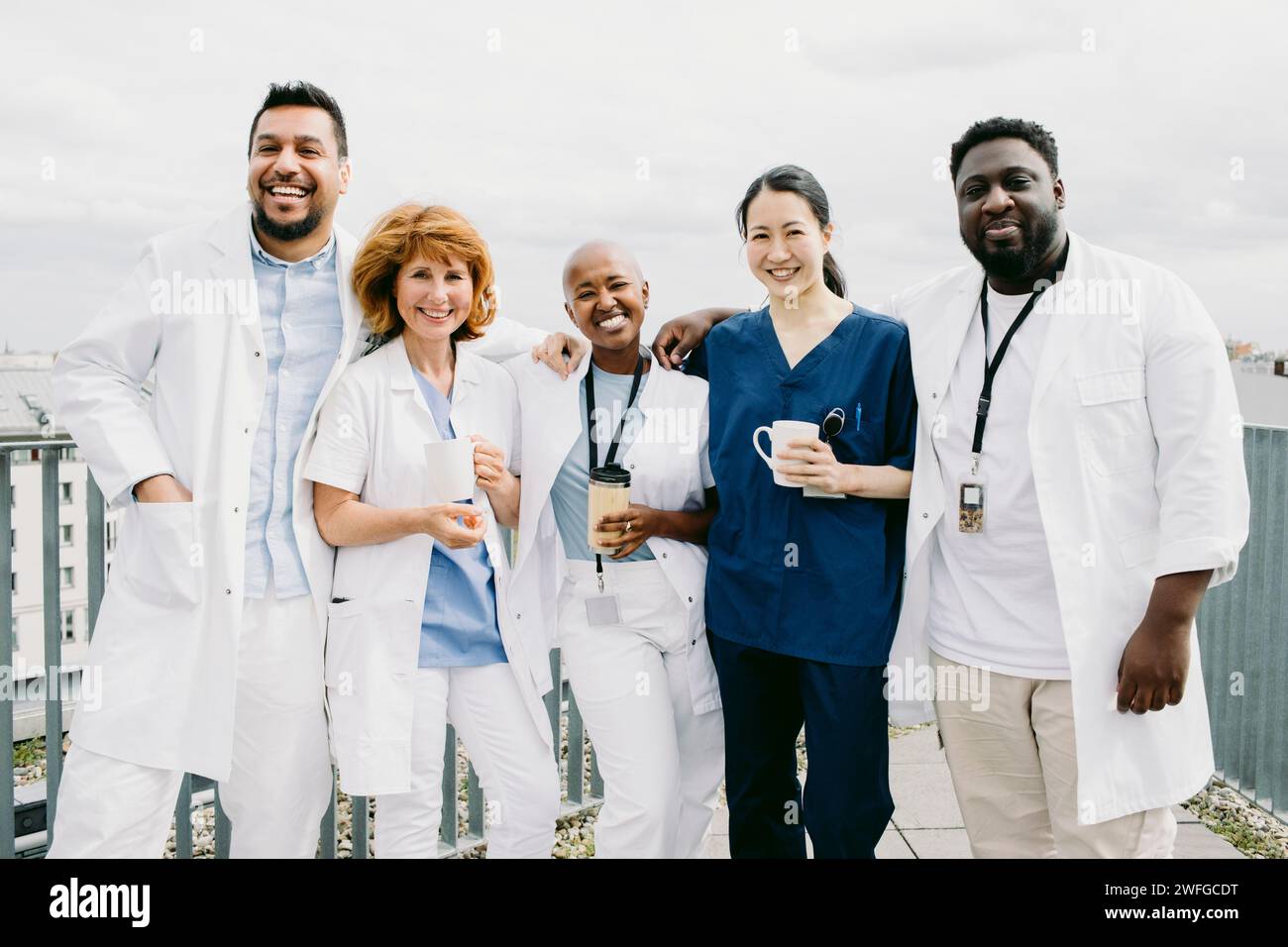 Portrait of smiling multiracial medical staff against sky Stockfoto