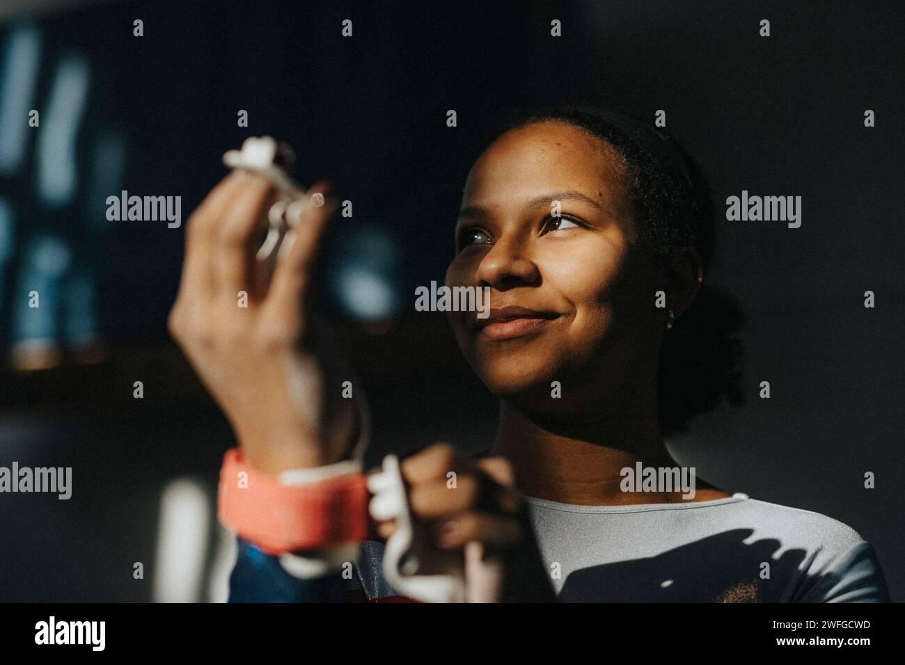 Lächelndes Teenager-Mädchen-Tag träumt in der Schulgymnasium Stockfoto