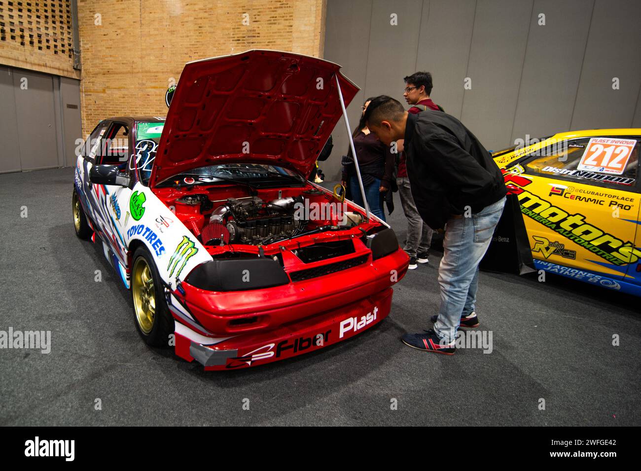 Bogota, Kolumbien. Januar 2024. Rennwagen werden am 28. Januar 2024 auf der MCM Show 2024 in Bogota, Kolumbien, gezeigt, wo Automobilfans und Sammler sich treffen, um die kolumbianische Autokultur zu schätzen, darunter Tuning, Supersportwagen und Klassiker. (Foto: Sebastian Barros/NurPhoto) Credit: NurPhoto SRL/Alamy Live News Stockfoto