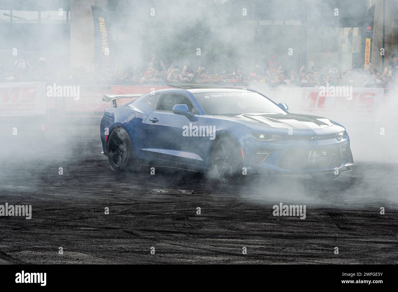 Bogota, Kolumbien. Januar 2024. Ein Chevrolet Camaro tritt am 28. Januar 2024 auf einer Drift-Show während der MCM Show 2024 in Bogota, Kolumbien, auf, wo Automobilfans und -Sammler sich treffen, um die kolumbianische Autokultur zu schätzen, darunter Tuning, Supersportwagen und Klassiker. (Foto: Sebastian Barros/NurPhoto)0 Credit: NurPhoto SRL/Alamy Live News Stockfoto