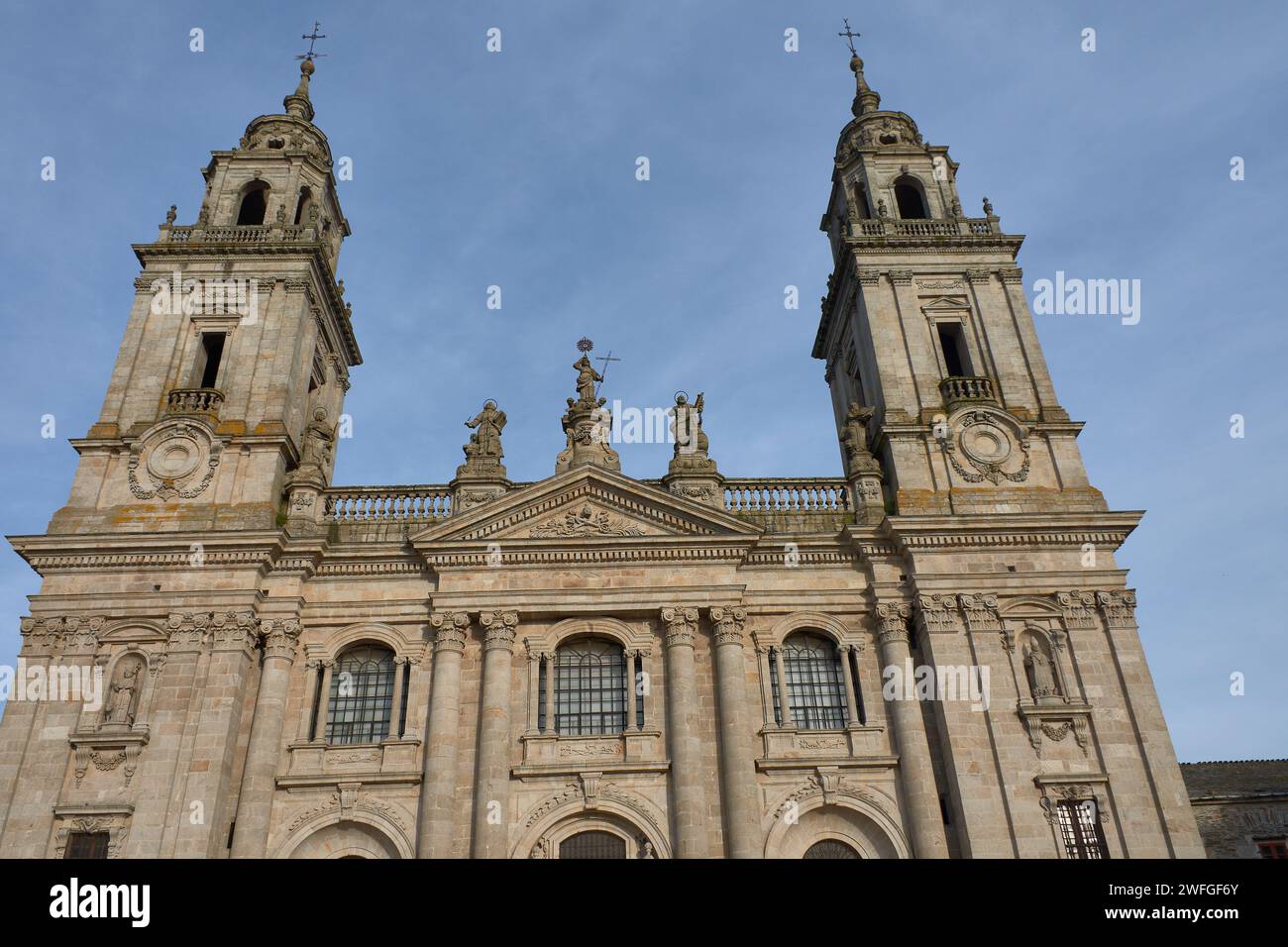 Außenfassade der Kathedrale Lugo in Spanien im Renaissance- und neoklassizistischen Stil, auch Kathedrale Santa Maria genannt Stockfoto