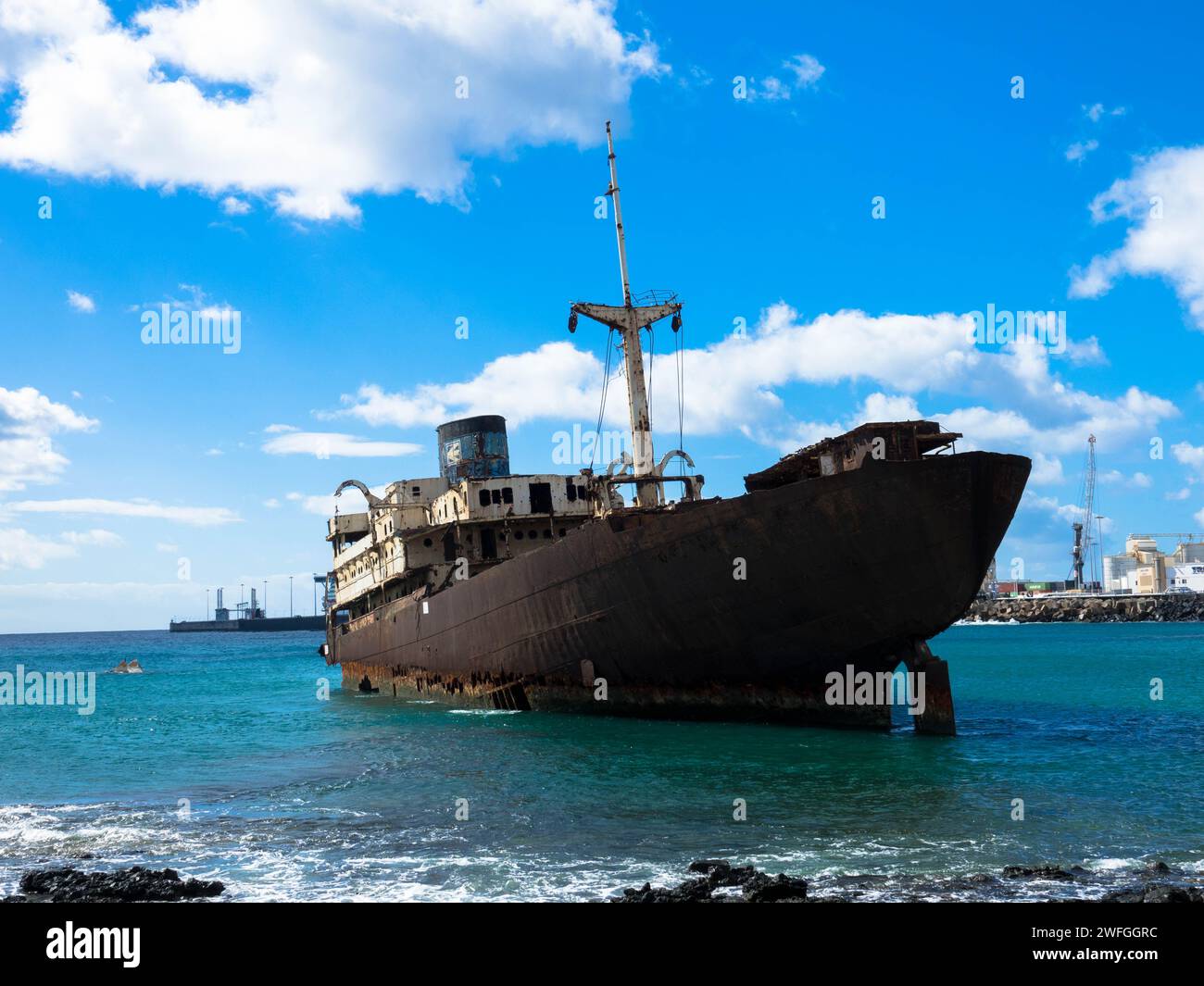 Verlorener Ort. Schiffswrack namens Tempelhalle oder Telamon in einer Bucht in der Nähe des Industriehafens Arrecifes auf den Kanarischen Inseln Lanzarote. Ökologische Katastrophe. Stockfoto