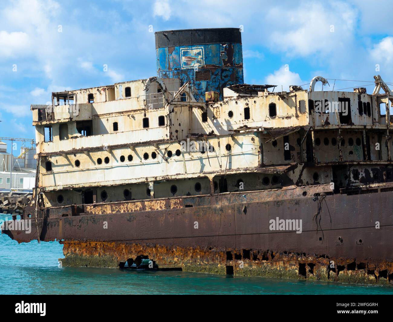 Verlorener Ort. Schiffswrack namens Tempelhalle oder Telamon in einer Bucht in der Nähe des Industriehafens Arrecifes auf den Kanarischen Inseln Lanzarote. Ökologische Katastrophe. Stockfoto