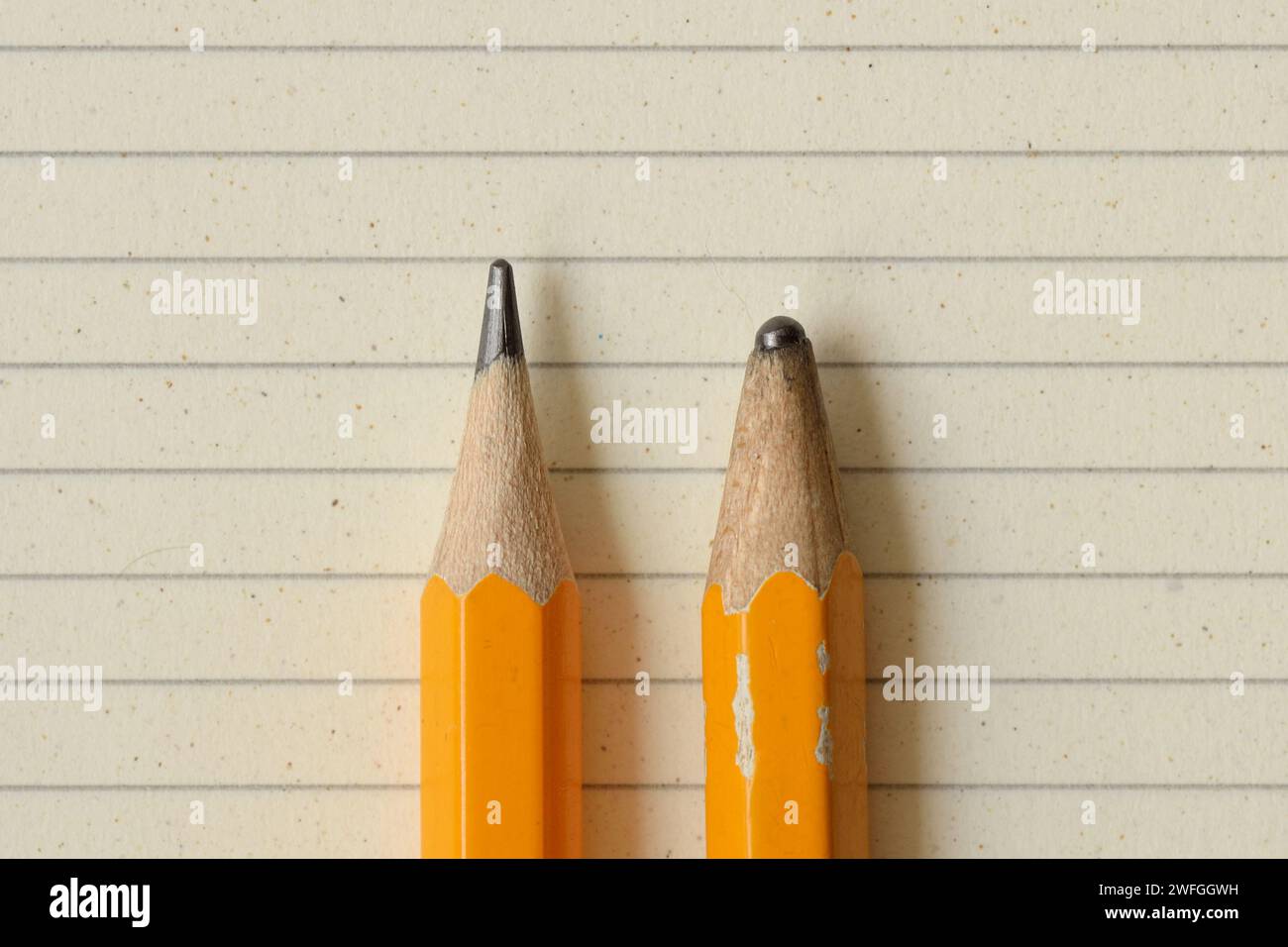 Scharfer Bleistift und stumpfer Bleistift auf liniertem Notizbuchpapier – Konzept von Erfolg, Innovation und Kreativität Stockfoto