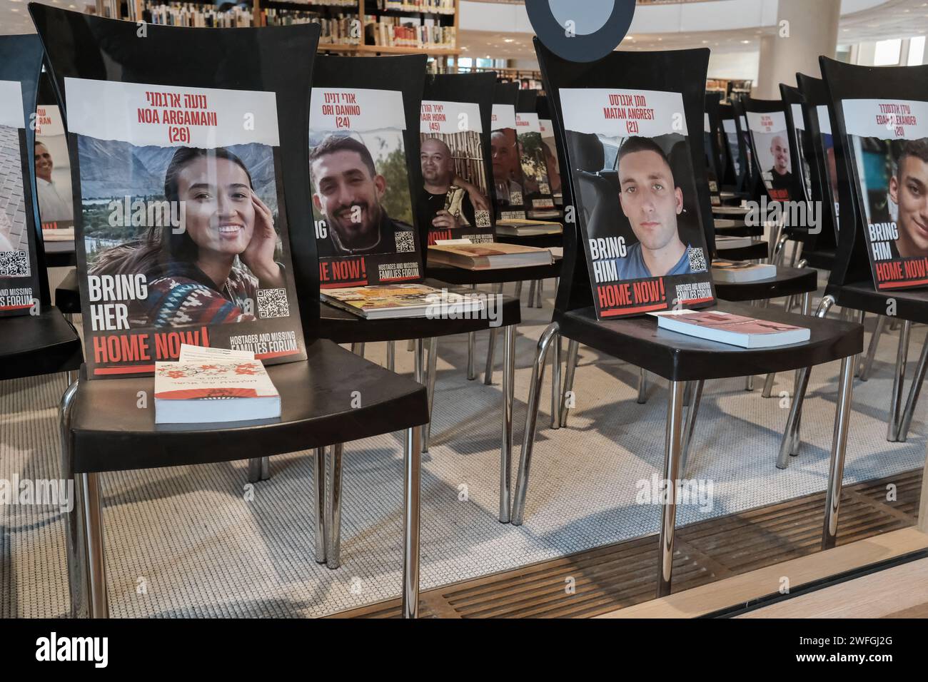 Jerusalem, Israel. Januar 31, 2024. Eine Installation zum Gedenken an die 136 israelischen Geiseln, die sich noch immer in Gefangenschaft der Hamas im Gazastreifen befinden, ist in der israelischen Nationalbibliothek ausgestellt. Auf den Stühlen sind Fotos der Geiseln zu sehen, von denen jeder ein Buch enthält, das für die jeweilige Person persönlich ausgewählt wurde. Die NLI wurde im Oktober 2023 aufgrund des andauernden Israel-Hamas-Krieges eröffnet und beherbergt etwa 4 Millionen Bücher, Zeitungen, antike Manuskripte, Millionen historischer Fotografien und seltene Aufzeichnungen kultureller Zeremonien. Quelle: Nir Alon/Alamy Live News Stockfoto