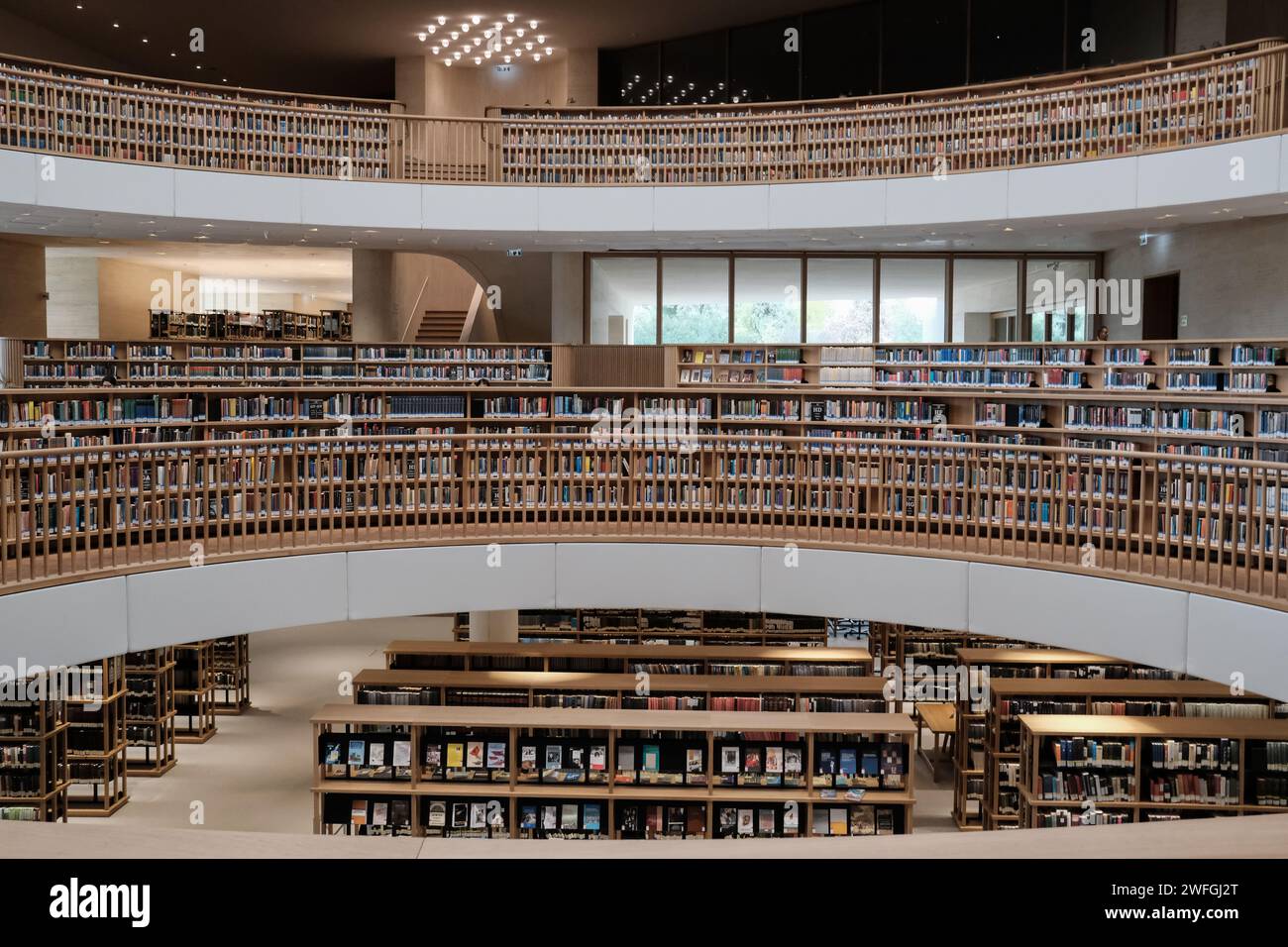 Jerusalem, Israel. Januar 31, 2024. Eine Installation zum Gedenken an die 136 israelischen Geiseln, die sich noch immer in Gefangenschaft der Hamas im Gazastreifen befinden, ist in der israelischen Nationalbibliothek ausgestellt. Auf den Stühlen sind Fotos der Geiseln zu sehen, von denen jeder ein Buch enthält, das für die jeweilige Person persönlich ausgewählt wurde. Die NLI wurde im Oktober 2023 aufgrund des andauernden Israel-Hamas-Krieges eröffnet und beherbergt etwa 4 Millionen Bücher, Zeitungen, antike Manuskripte, Millionen historischer Fotografien und seltene Aufzeichnungen kultureller Zeremonien. Quelle: Nir Alon/Alamy Live News Stockfoto