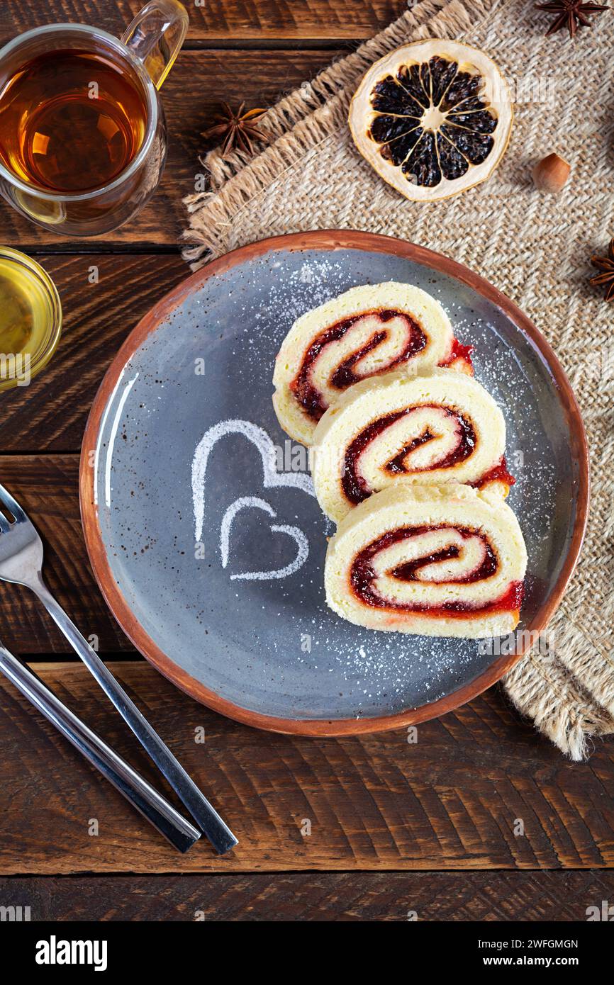 Schweizer Brötchen mit Erdbeermarmelade. Jelly Roll mit Dekoration Stockfoto