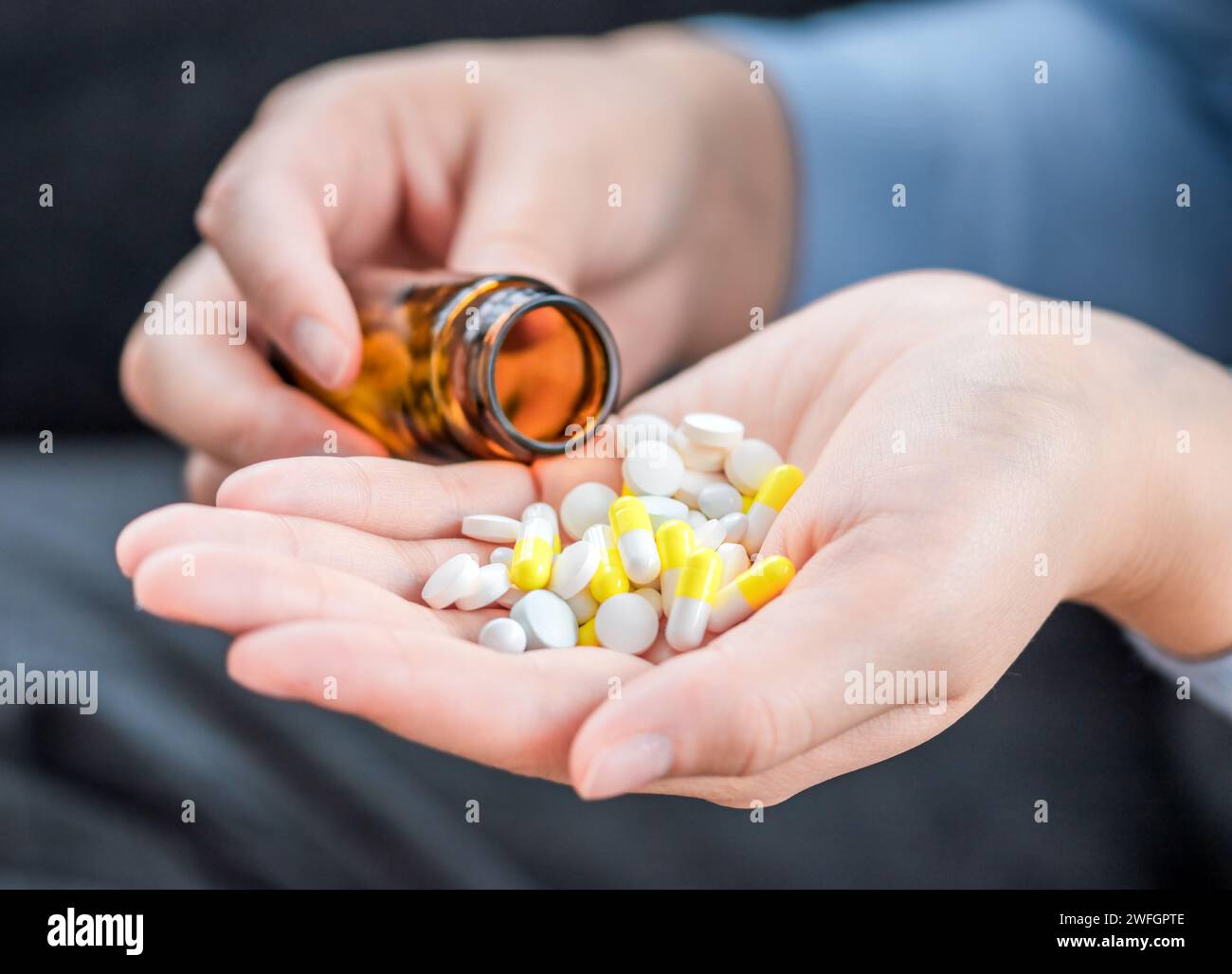 Zeit, Medikamente zu nehmen, sich um Ihre Gesundheit zu kümmern, Selbstmedikation Stockfoto