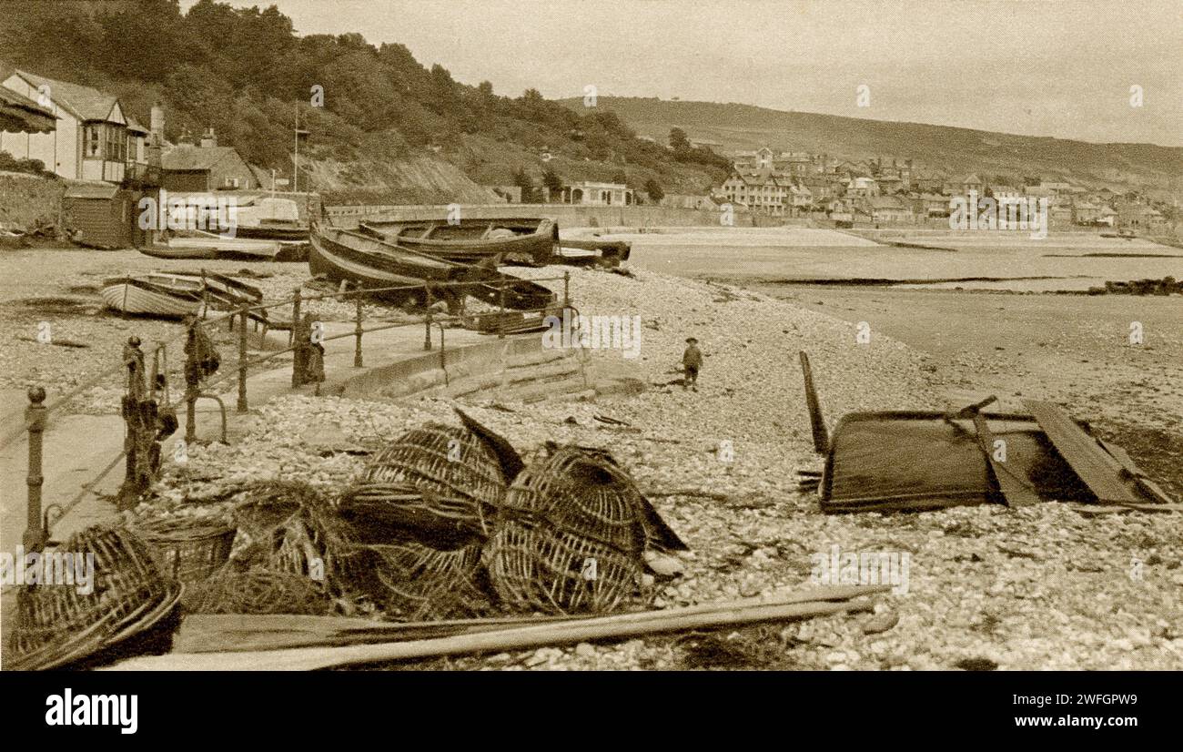 Foto: Lyme Regis Beach, West Dorset, England, Großbritannien aus dem Buch Glorious Devon. Von S.P.B. Mais, veröffentlicht von London Great Western Railway Company, 1928 Retro Beach Postkarte. Stockfoto