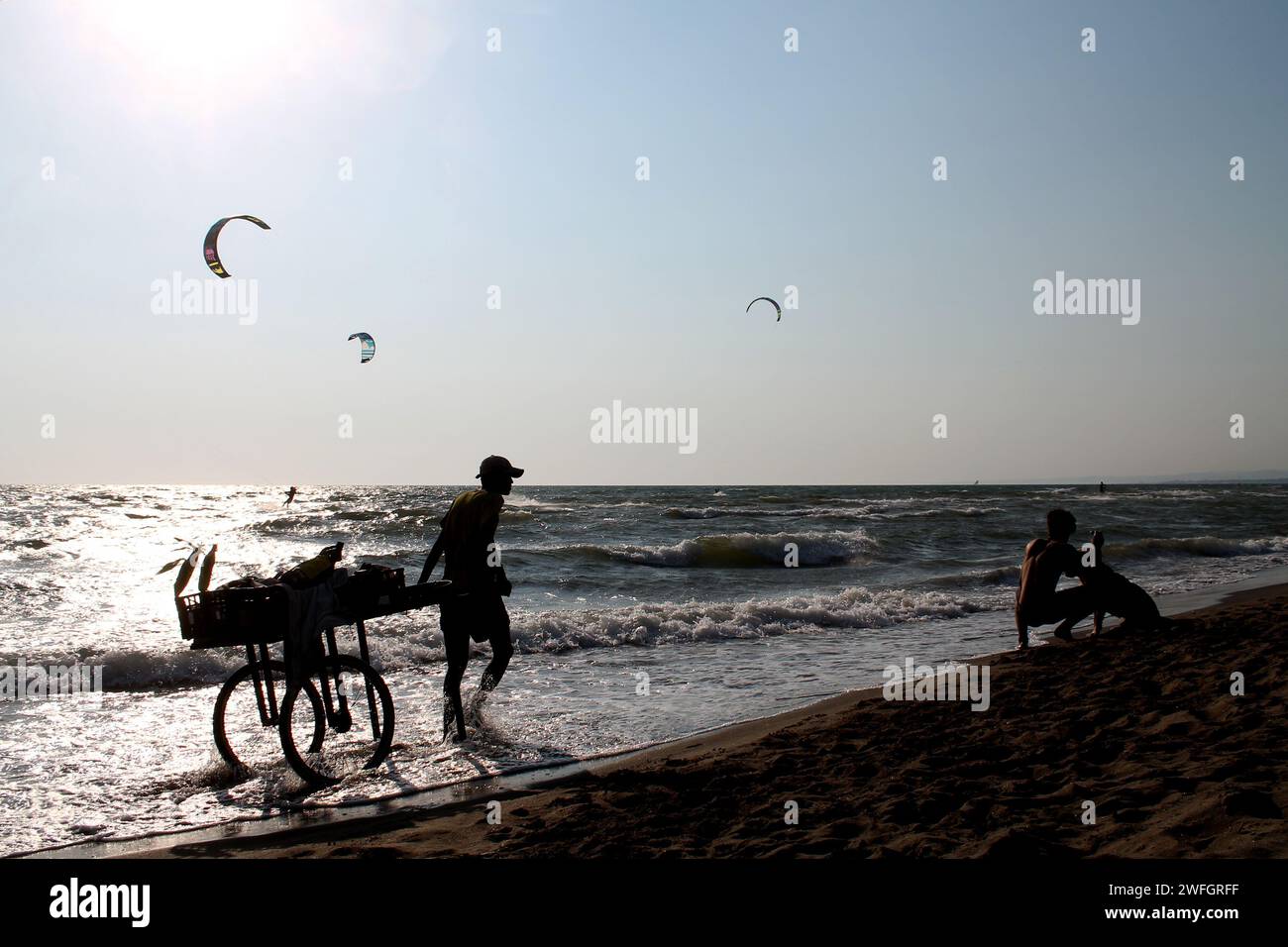 Aquiloni al tramonto sul Stute, Sabaudia Stockfoto