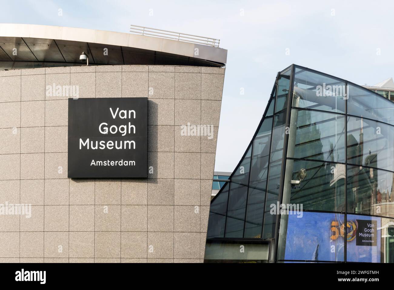 Das Van Gogh Museum Amsterdam befindet sich am Museumplein und wurde von Gerrit Rietveld und Kisho Kurokawa entworfen. Stockfoto