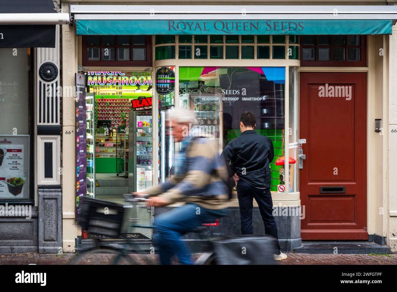 Ein Smartshop in der Haarlemmerstraat, Amsterdam. Smartshops, Headshops oder Saatgutläden verkaufen natürliche Psychedelika, Zaubertrüffel, Vitamine, Unkrautsamen usw. Stockfoto