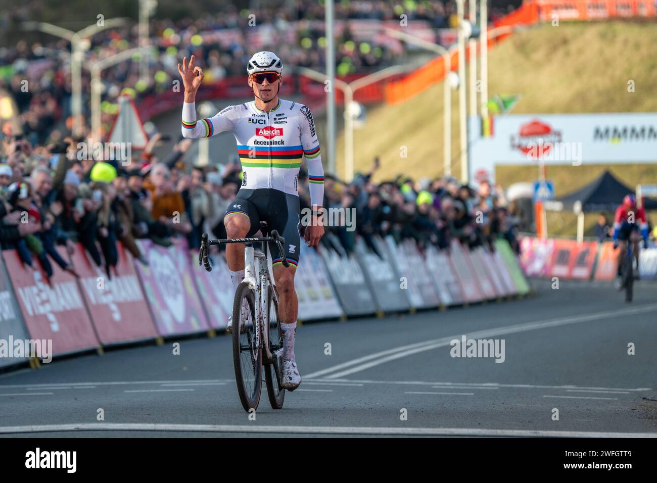 Mathieu van der Poel gewinnt das Elite-Männerrennen bei der UCI Cyclocross World Cup - Hoogerheide Stockfoto
