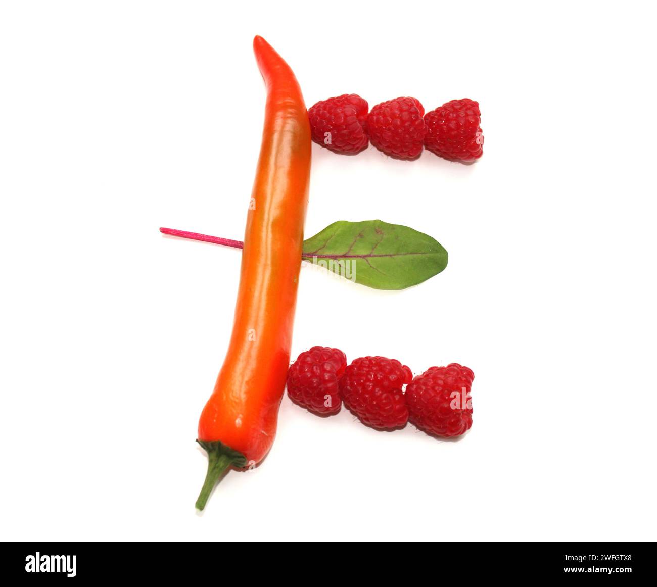 Buchstabe E aus grünem Salat, Himbeere, Chili-Paprika alphabetische ABC-Großbuchstaben aus Chili, Pfeffer, e für Text, Enzyklopädie, Kochbuch, Menü Stockfoto