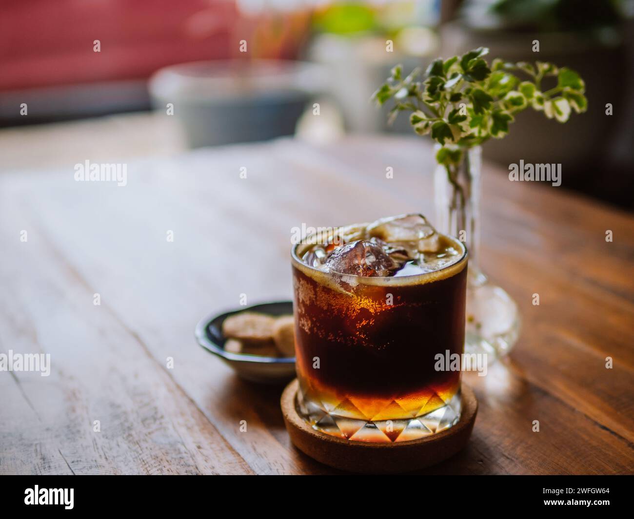 Espresso Tonic Zubereitung mit Eis. Espresso Tonic, kaltes Getränk mit Espresso und Tonic im Glas. Eiskaffee in einem Glas. Set mit verschiedenen Typen von c Stockfoto