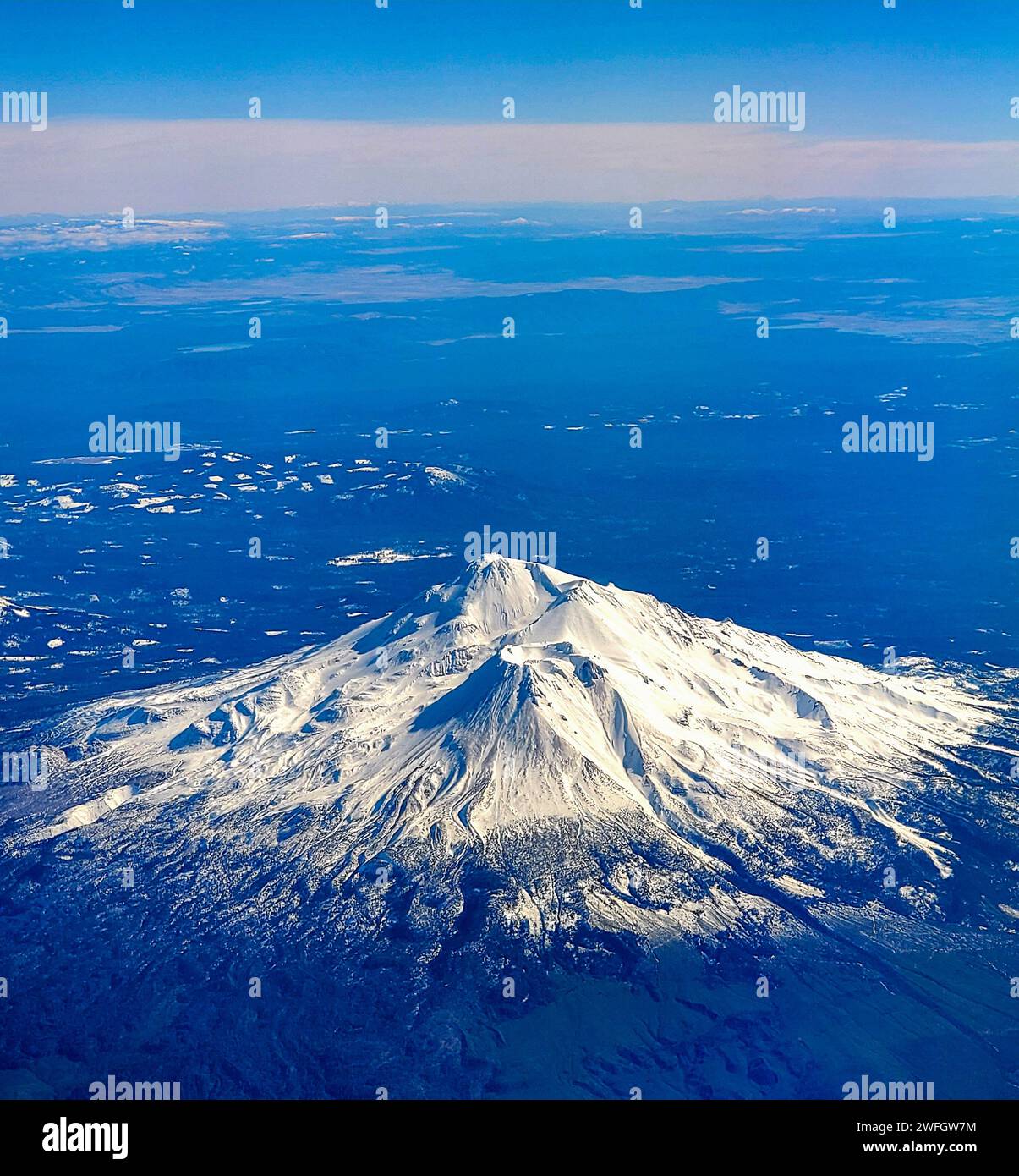 Ein Blick aus der Vogelperspektive auf den Mount Saint Helens, der im Winter im Schnee bedeckt ist Stockfoto