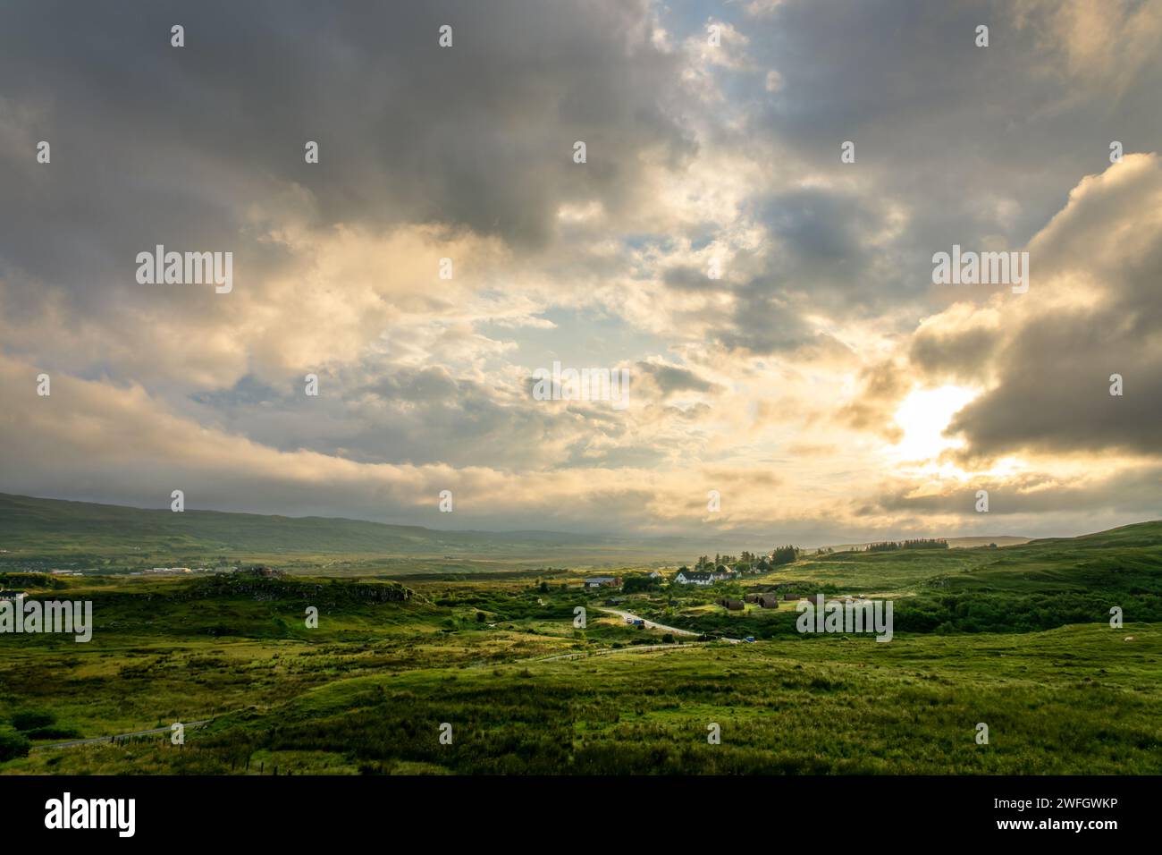 Landschaft der Isle of Skye mit dramatischem Himmel bei Sonnenuntergang, Schottland, Großbritannien Stockfoto
