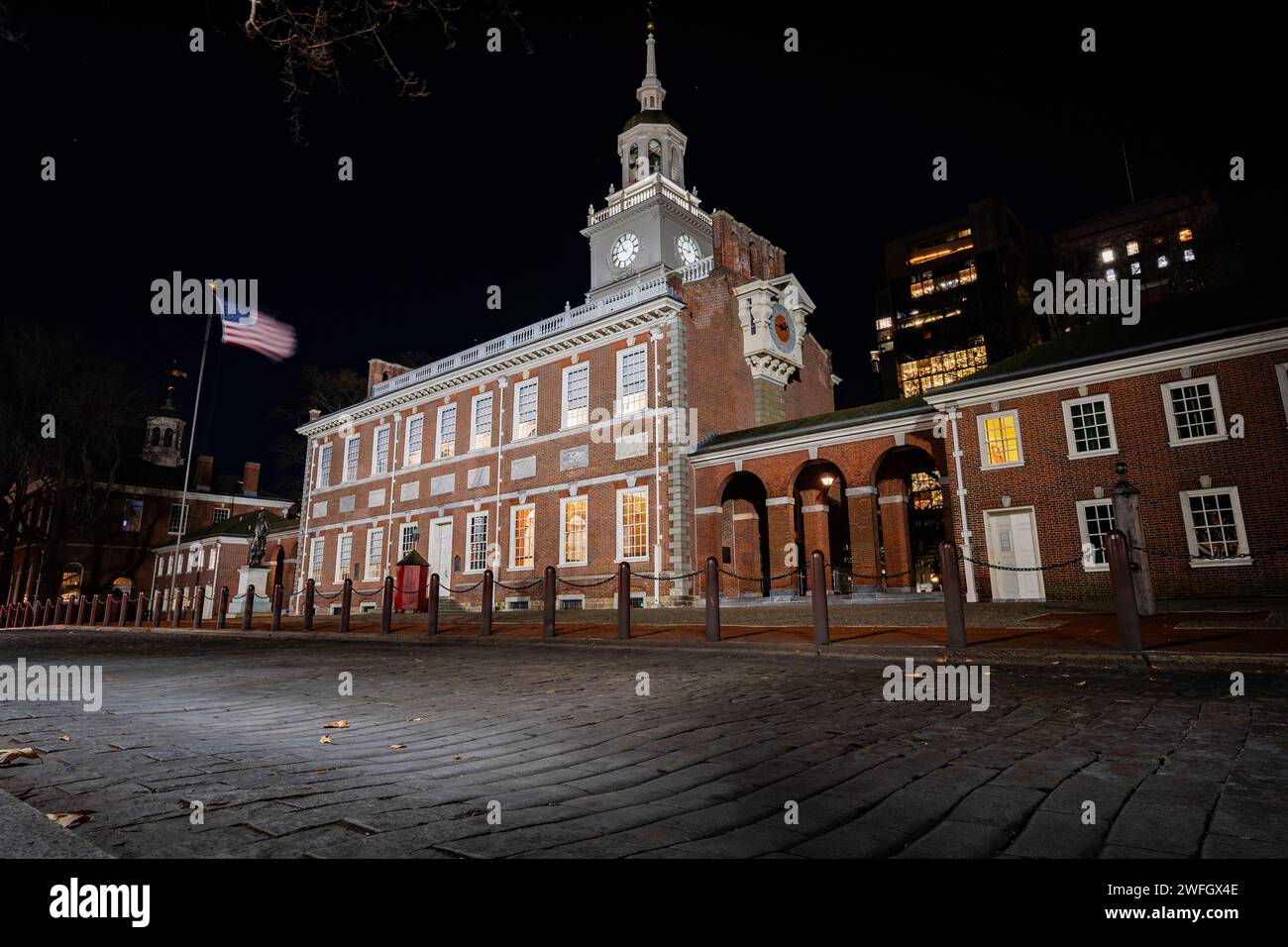 Das Äußere der historischen Independence Hall bei Nacht in Philadelphia, Pennsylvania Stockfoto